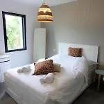 Дом отдыха Spacious House With Garden