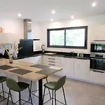 Spacious House With Garden Дом отдыха